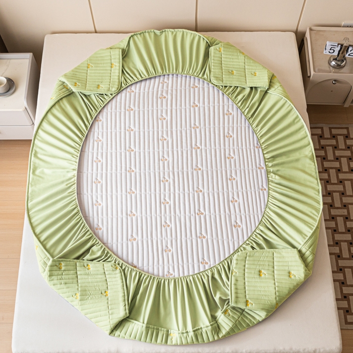 91家纺网 家纺一手货源 找家纺 暖季家纺 2025新款A类亲肤面料夹棉绣花床笠-防水款 小樱桃-果绿-防水款