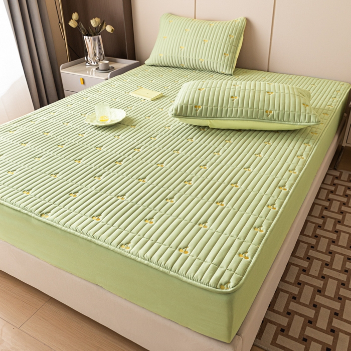 91家纺网 家纺一手货源 找家纺 暖季家纺 2025新款A类亲肤面料夹棉绣花床笠-防水款 小樱桃-果绿-防水款