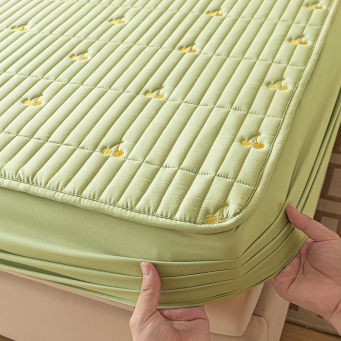 91家纺网 家纺一手货源 找家纺 暖季家纺 2025新款A类亲肤面料夹棉绣花床笠-防水款 小樱桃-果绿-防水款