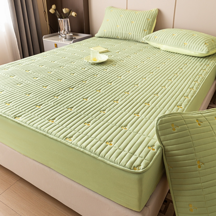 91家纺网 家纺一手货源 找家纺 暖季家纺 2025新款A类亲肤面料夹棉绣花床笠-防水款 小樱桃-果绿-防水款