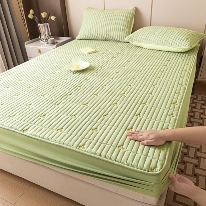 91家纺网 家纺一手货源 找家纺 暖季家纺 2025新款A类亲肤面料夹棉绣花床笠-防水款 小樱桃-果绿-防水款