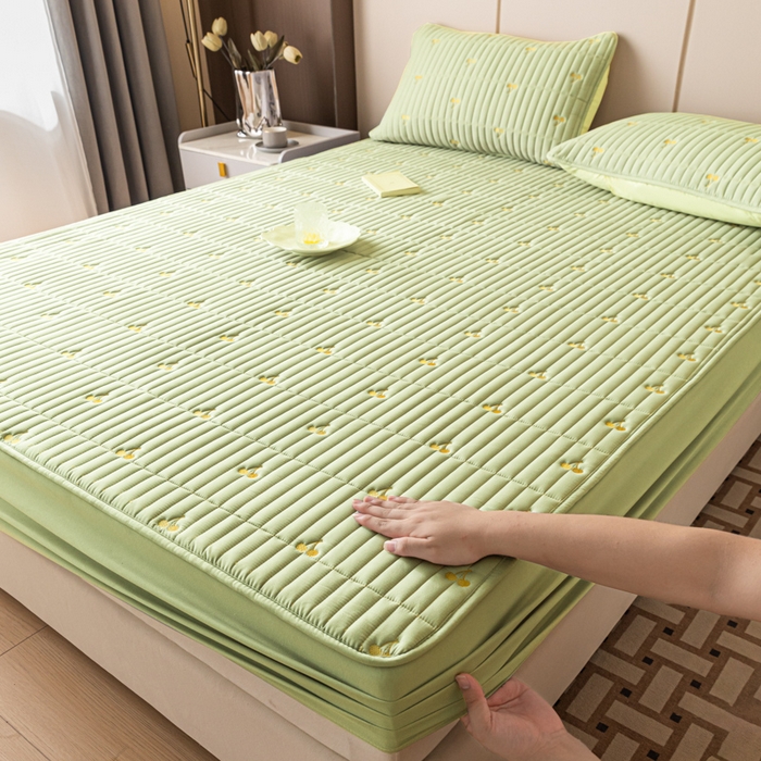 91家纺网 家纺一手货源 找家纺 暖季家纺 2025新款A类亲肤面料夹棉绣花床笠-防水款 小樱桃-果绿-防水款