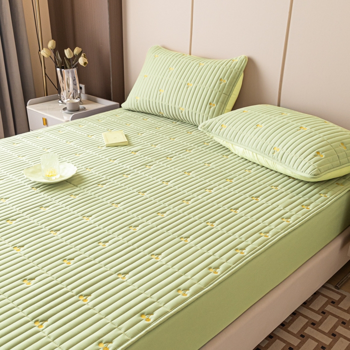 91家纺网 家纺一手货源 找家纺 暖季家纺 2025新款A类亲肤面料夹棉绣花床笠-防水款 小樱桃-果绿-防水款