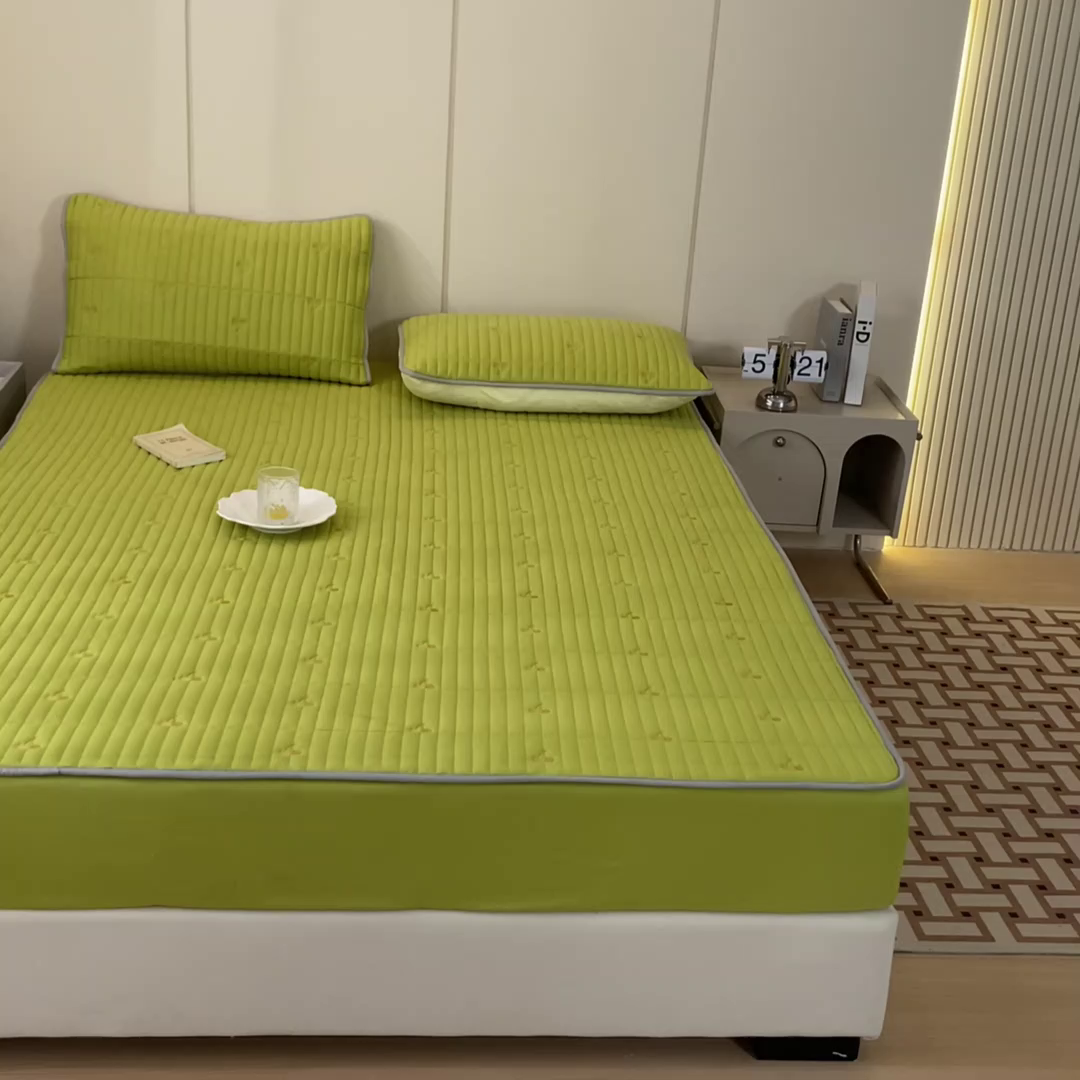 91家纺网 家纺一手货源 找家纺 暖季家纺 2025新款A类亲肤面料夹棉绣花床笠-防水款 小樱桃-果绿-防水款