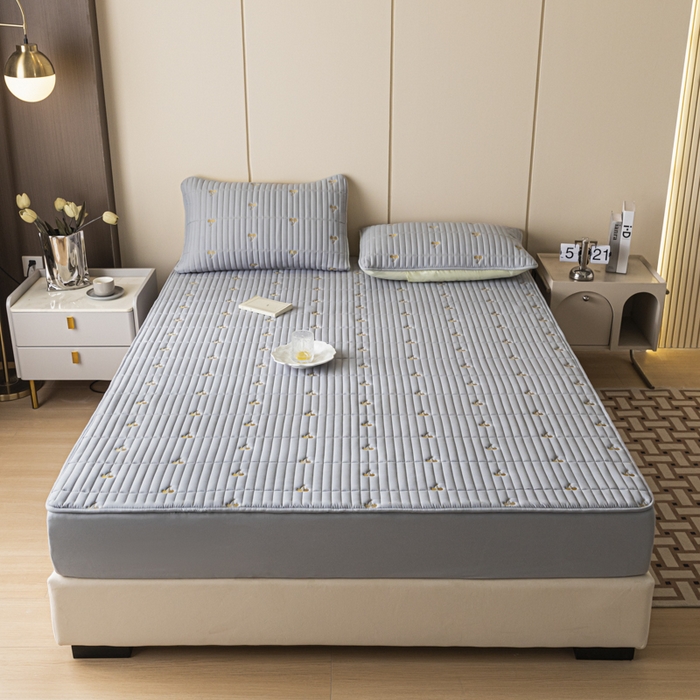 91家纺网 家纺一手货源 找家纺 暖季家纺 2025新款A类亲肤面料夹棉绣花床笠-防水款 小樱桃-灰-防水款