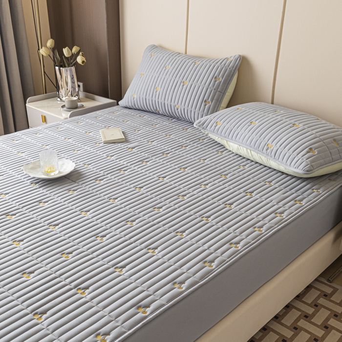 91家纺网 家纺一手货源 找家纺 暖季家纺 2025新款A类亲肤面料夹棉绣花床笠-防水款 小樱桃-灰-防水款