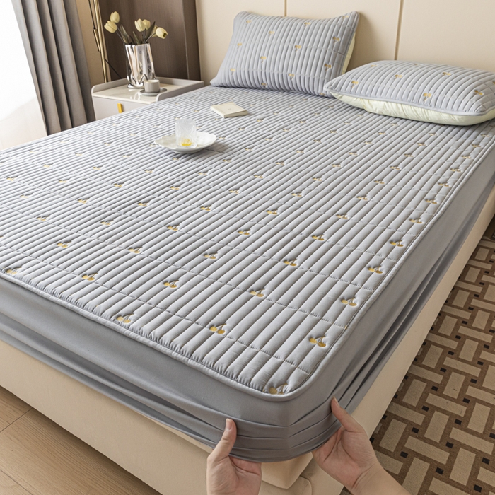 91家纺网 家纺一手货源 找家纺 暖季家纺 2025新款A类亲肤面料夹棉绣花床笠-防水款 小樱桃-灰-防水款