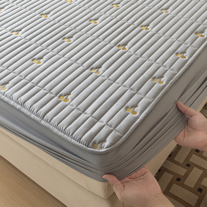 91家纺网 家纺一手货源 找家纺 暖季家纺 2025新款A类亲肤面料夹棉绣花床笠-防水款 小樱桃-灰-防水款