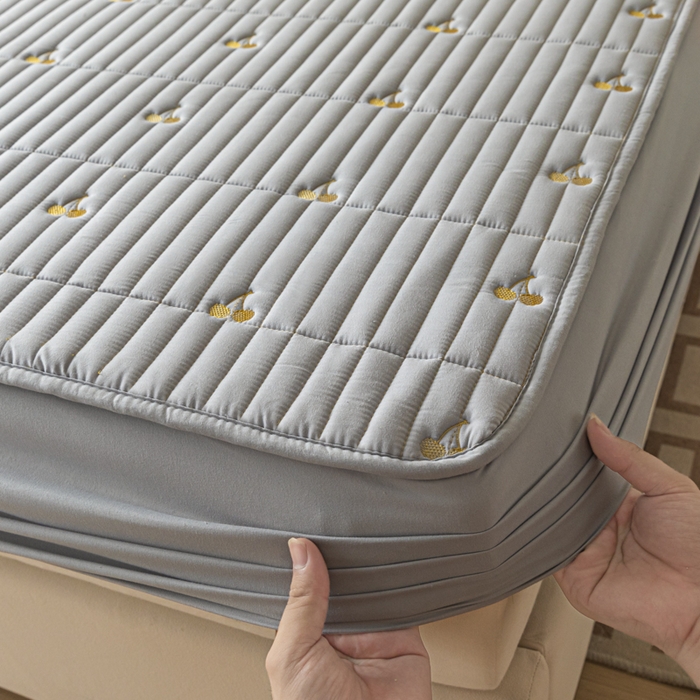 91家纺网 家纺一手货源 找家纺 暖季家纺 2025新款A类亲肤面料夹棉绣花床笠-防水款 小樱桃-灰-防水款