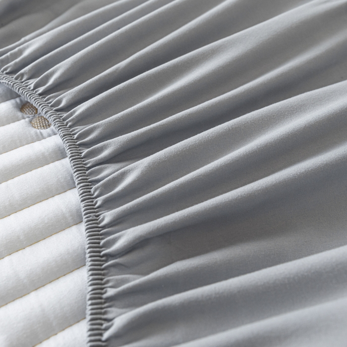 91家纺网 家纺一手货源 找家纺 暖季家纺 2025新款A类亲肤面料夹棉绣花床笠-防水款 小樱桃-灰-防水款