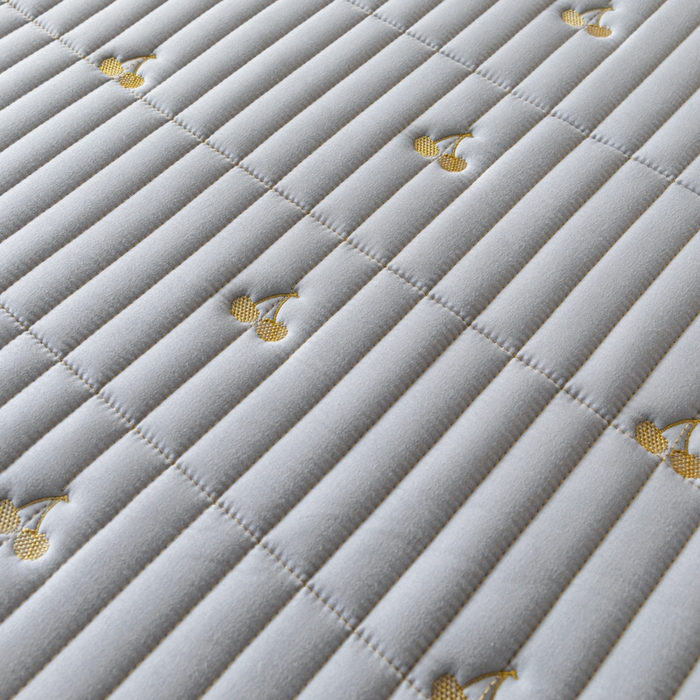 91家纺网 家纺一手货源 找家纺 暖季家纺 2025新款A类亲肤面料夹棉绣花床笠-防水款 小樱桃-灰-防水款