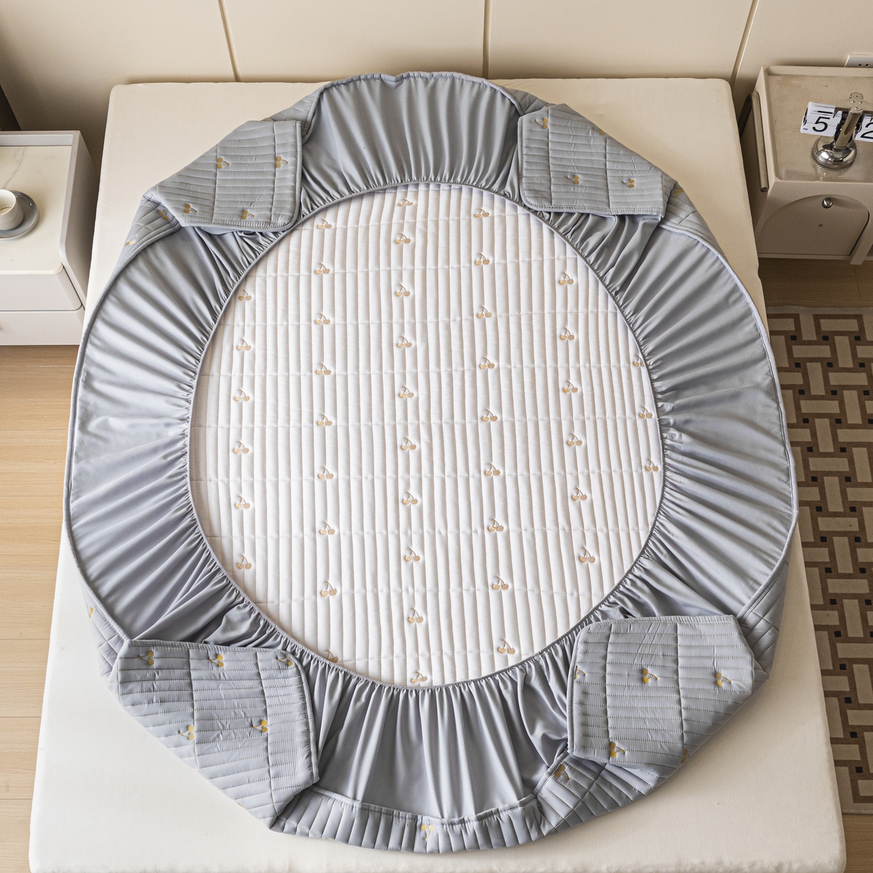 91家纺网 家纺一手货源 找家纺 暖季家纺 2025新款A类亲肤面料夹棉绣花床笠-防水款 小樱桃-灰-防水款