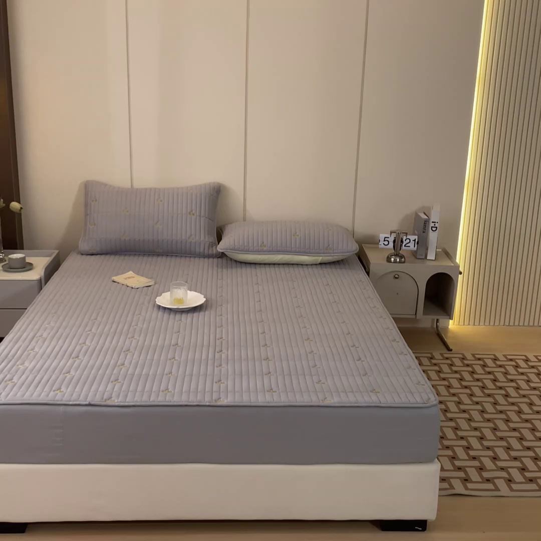 91家纺网 家纺一手货源 找家纺 暖季家纺 2025新款A类亲肤面料夹棉绣花床笠-防水款 小樱桃-灰-防水款