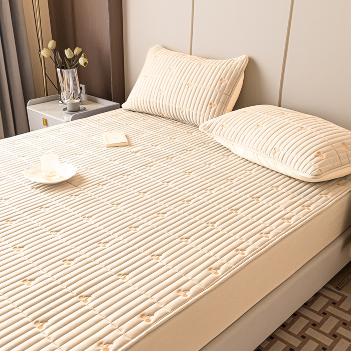 91家纺网 家纺一手货源 找家纺 暖季家纺 2025新款A类亲肤面料夹棉绣花床笠-防水款 小樱桃-卡其-防水款