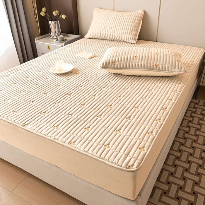 91家纺网 家纺一手货源 找家纺 暖季家纺 2025新款A类亲肤面料夹棉绣花床笠-防水款 小樱桃-卡其-防水款