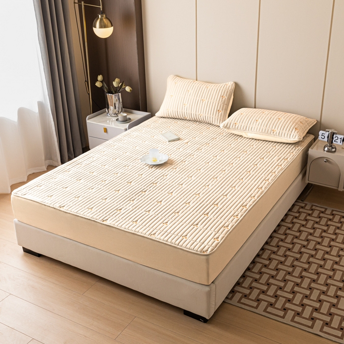 91家纺网 家纺一手货源 找家纺 暖季家纺 2025新款A类亲肤面料夹棉绣花床笠-防水款 小樱桃-卡其-防水款