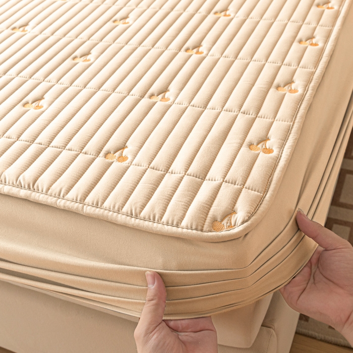 91家纺网 家纺一手货源 找家纺 暖季家纺 2025新款A类亲肤面料夹棉绣花床笠-防水款 小樱桃-卡其-防水款