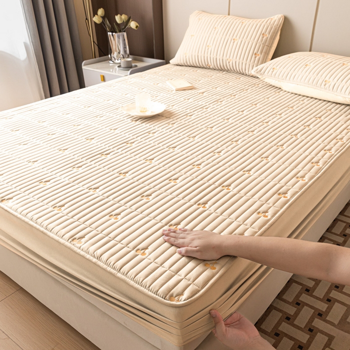 91家纺网 家纺一手货源 找家纺 暖季家纺 2025新款A类亲肤面料夹棉绣花床笠-防水款 小樱桃-卡其-防水款