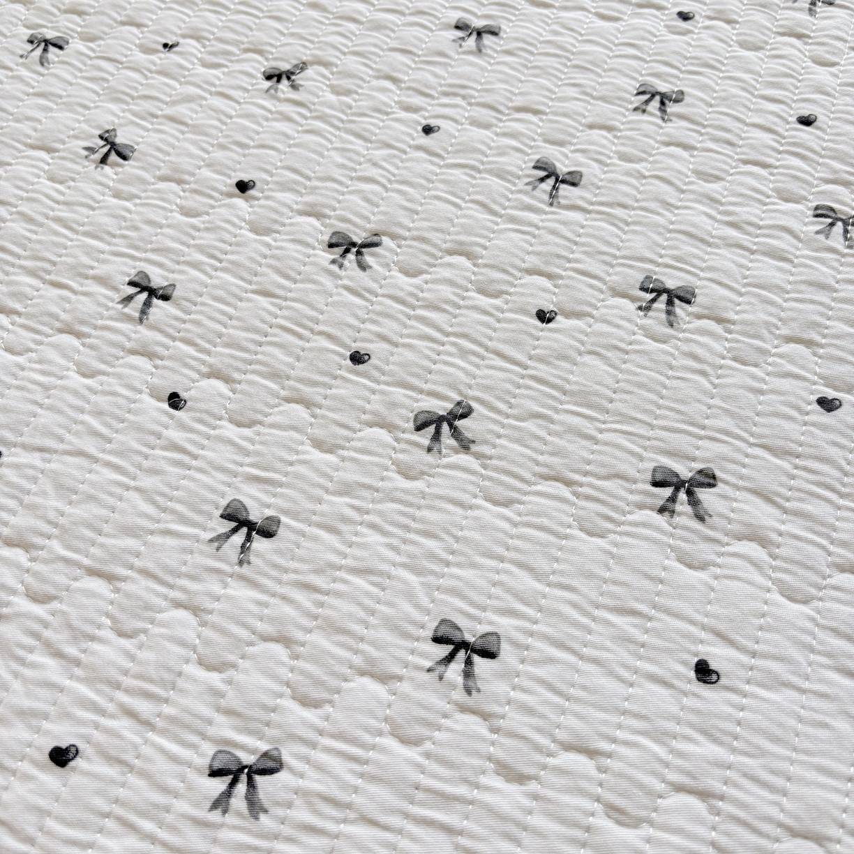 91家纺网 家纺一手货源 找家纺 金艾草 2025新款双面纯棉高温水洗床盖三件套 领结-米