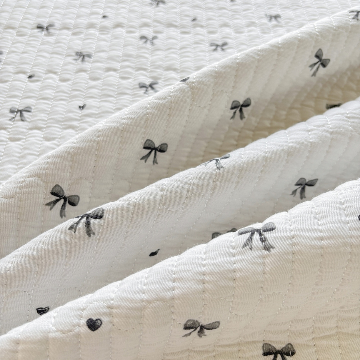 91家纺网 家纺一手货源 找家纺 金艾草 2025新款双面纯棉高温水洗床盖三件套 领结-米