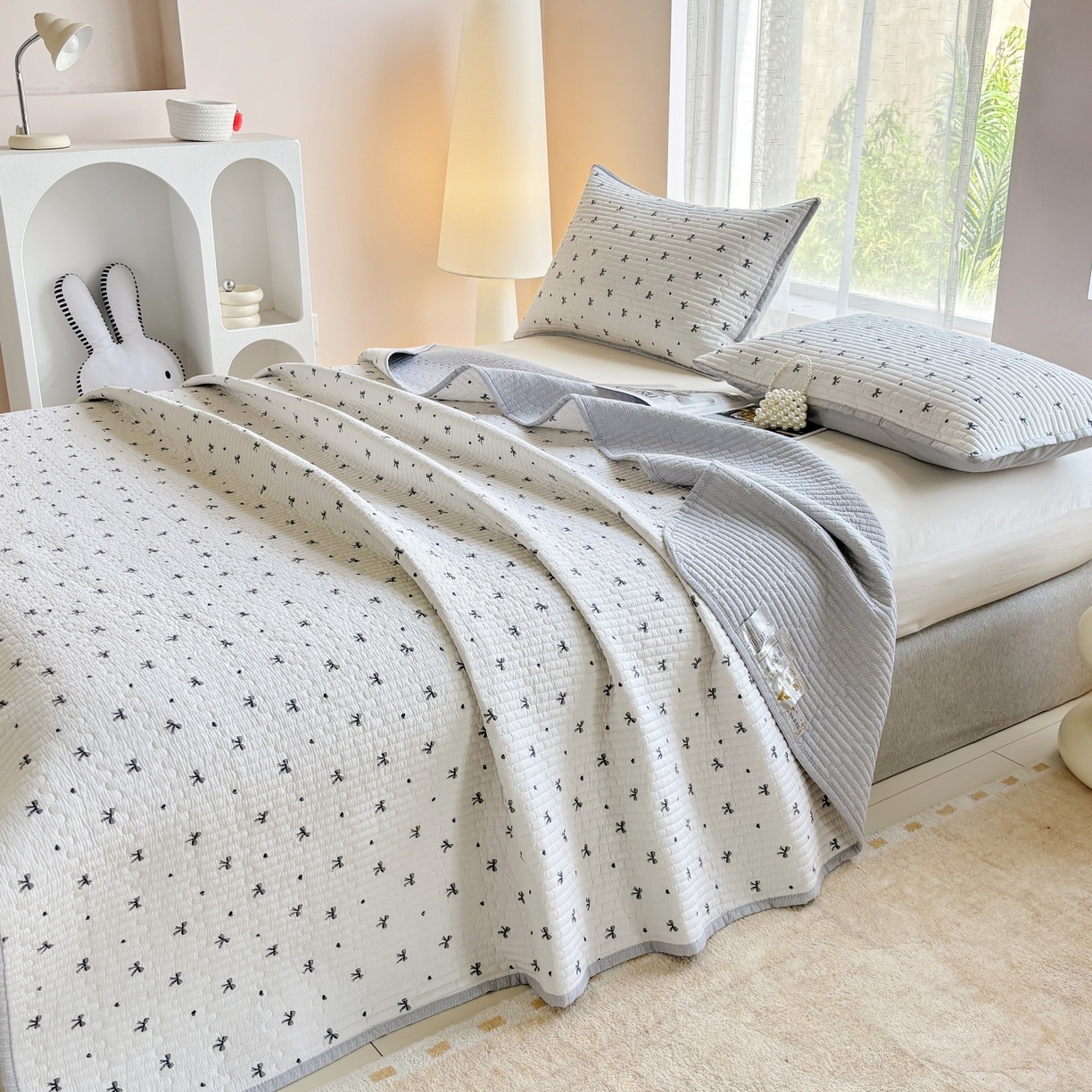 91家纺网 家纺一手货源 找家纺 金艾草 2025新款双面纯棉高温水洗床盖三件套 领结-米