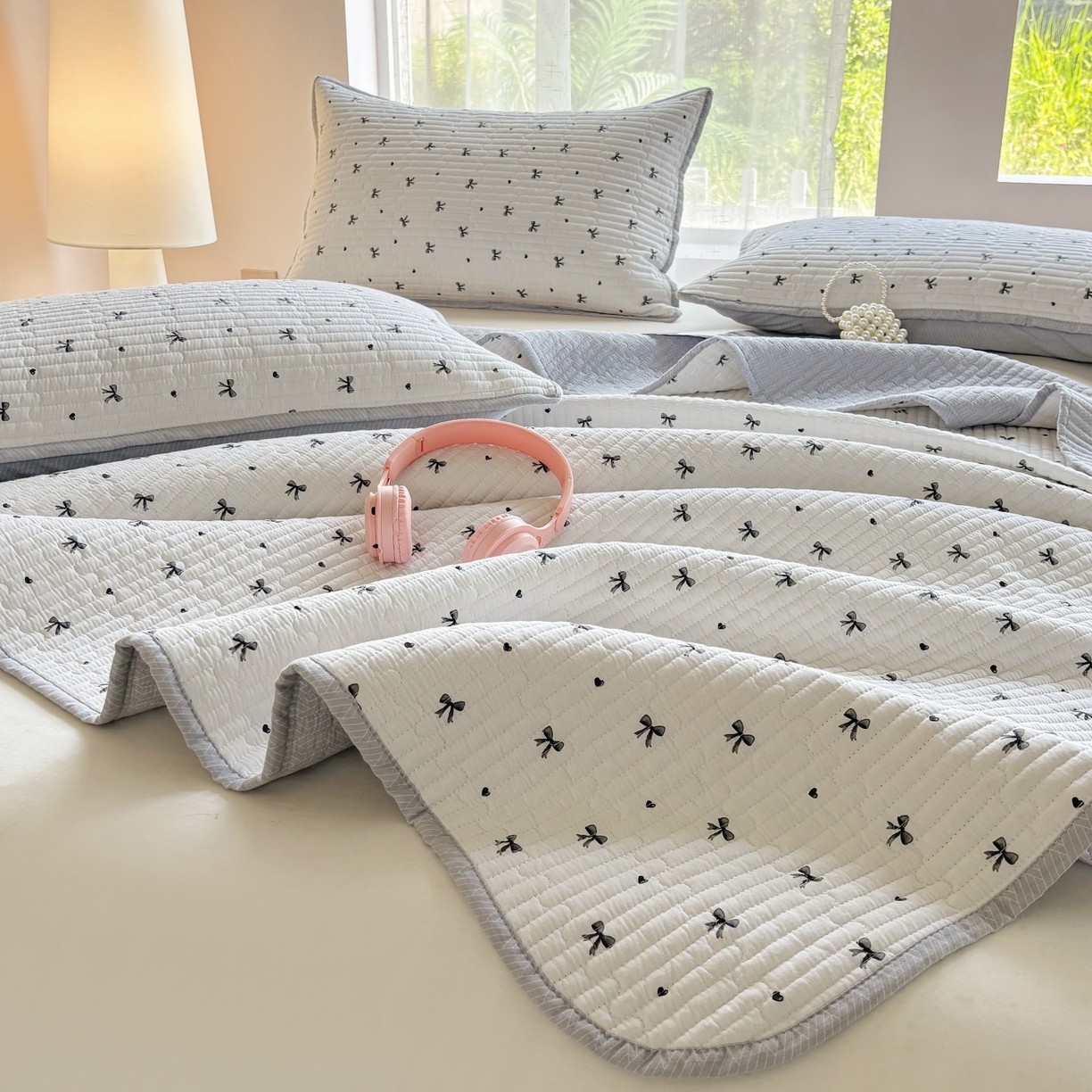 91家纺网 家纺一手货源 找家纺 金艾草 2025新款双面纯棉高温水洗床盖三件套 领结-米