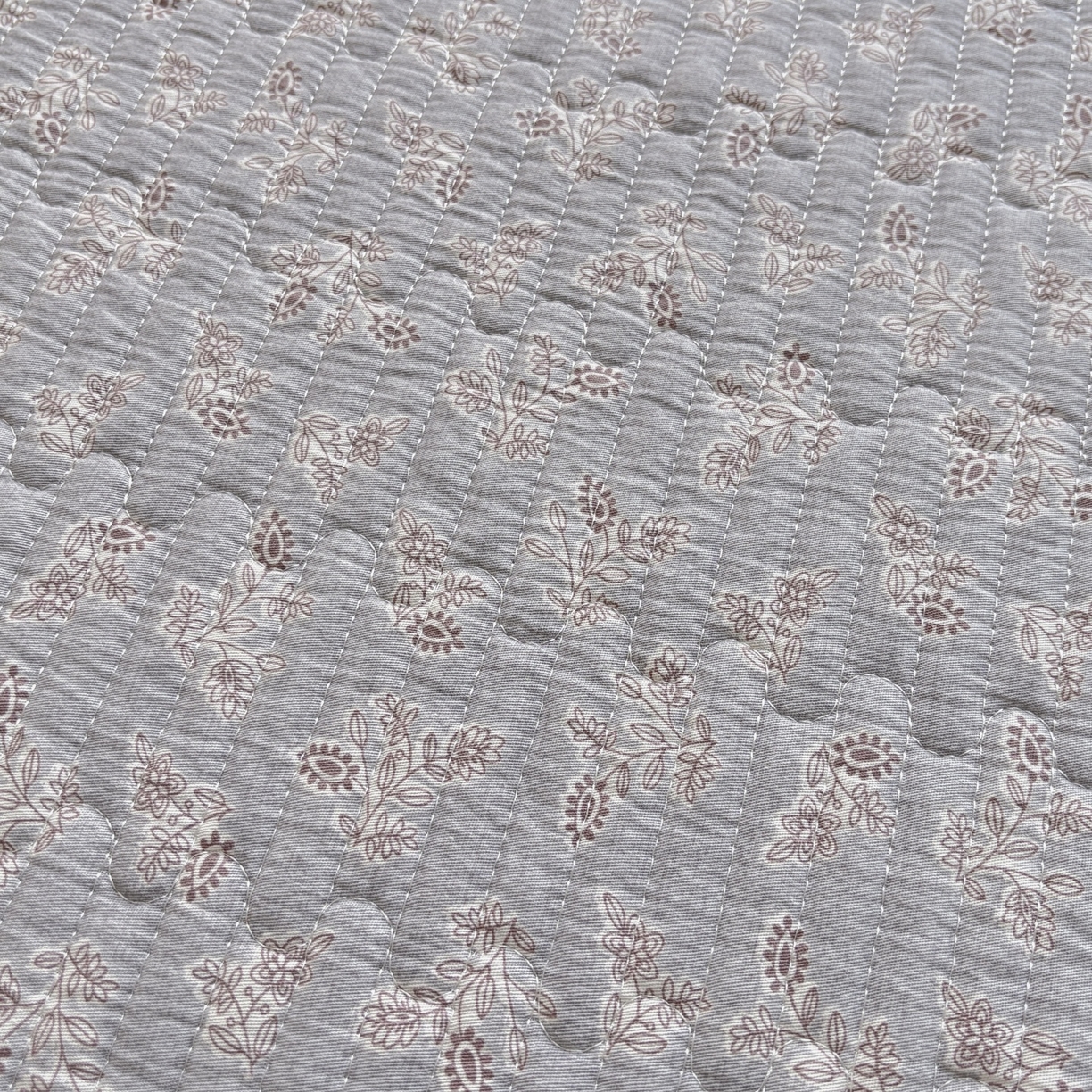 91家纺网 家纺一手货源 找家纺 金艾草 2025新款双面纯棉高温水洗床盖三件套 清风悠悠-灰