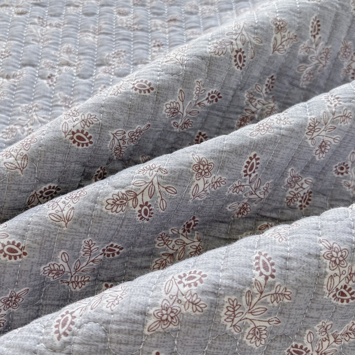 91家纺网 家纺一手货源 找家纺 金艾草 2025新款双面纯棉高温水洗床盖三件套 清风悠悠-灰