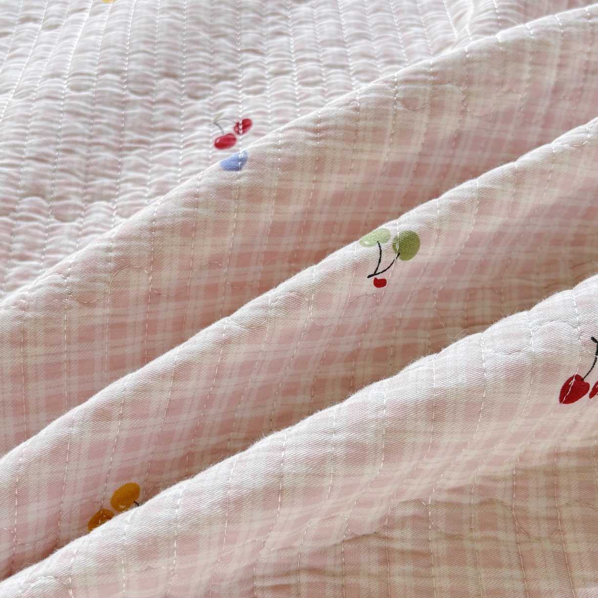 91家纺网 家纺一手货源 找家纺 金艾草 2025新款双面纯棉高温水洗床盖三件套 清甜蜜果-粉