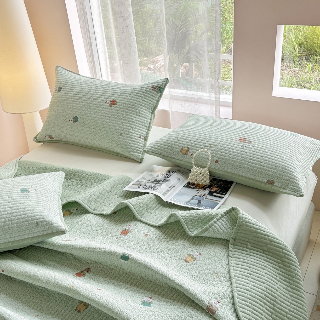 91家纺网 家纺一手货源 找家纺 金艾草 2025新款双面纯棉高温水洗床盖三件套 玩偶小熊-绿
