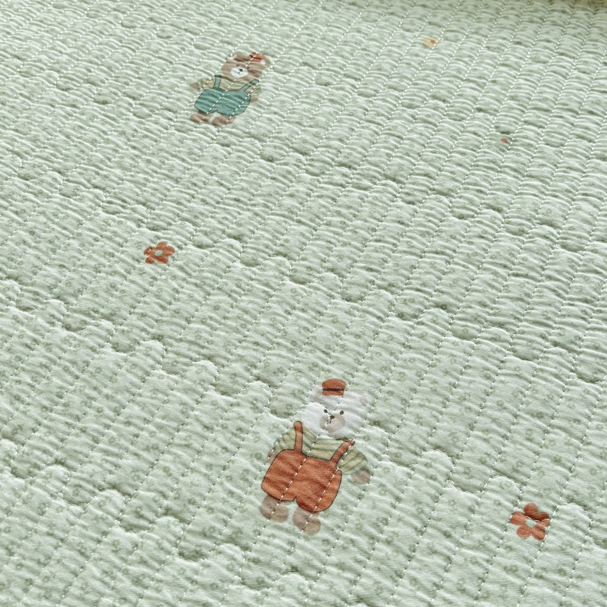 91家纺网 家纺一手货源 找家纺 金艾草 2025新款双面纯棉高温水洗床盖三件套 玩偶小熊-绿