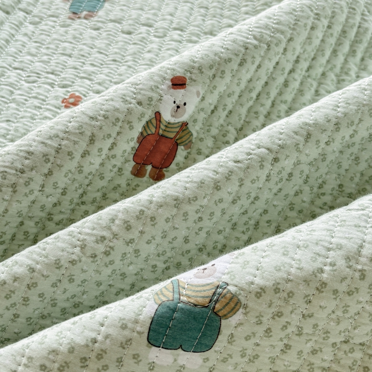 91家纺网 家纺一手货源 找家纺 金艾草 2025新款双面纯棉高温水洗床盖三件套 玩偶小熊-绿