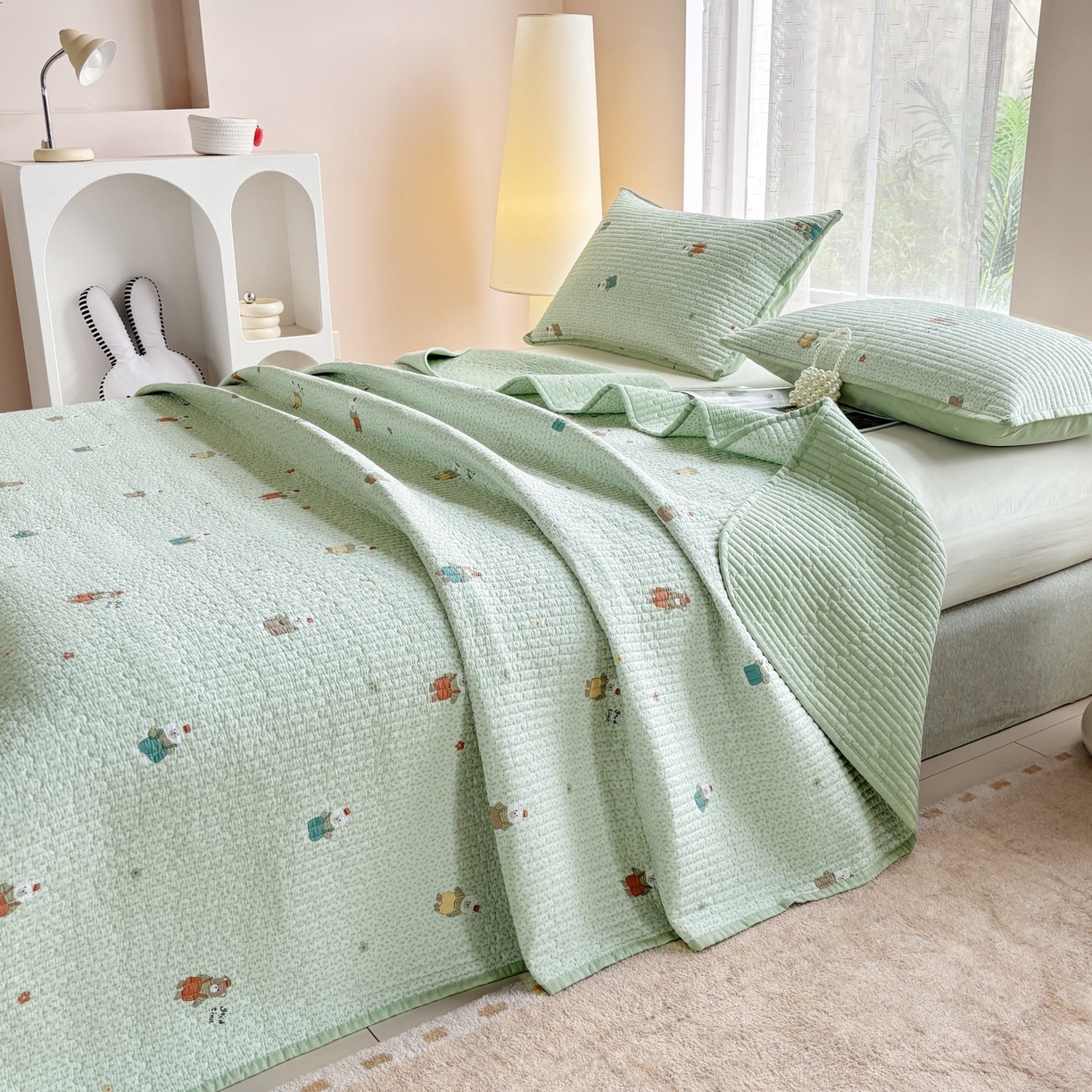 91家纺网 家纺一手货源 找家纺 金艾草 2025新款双面纯棉高温水洗床盖三件套 玩偶小熊-绿