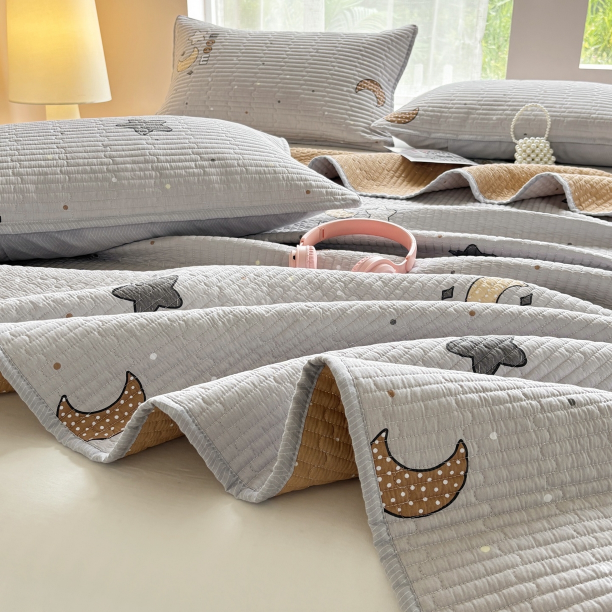 91家纺网 家纺一手货源 找家纺 金艾草 2025新款双面纯棉高温水洗床盖三件套 月亮之心