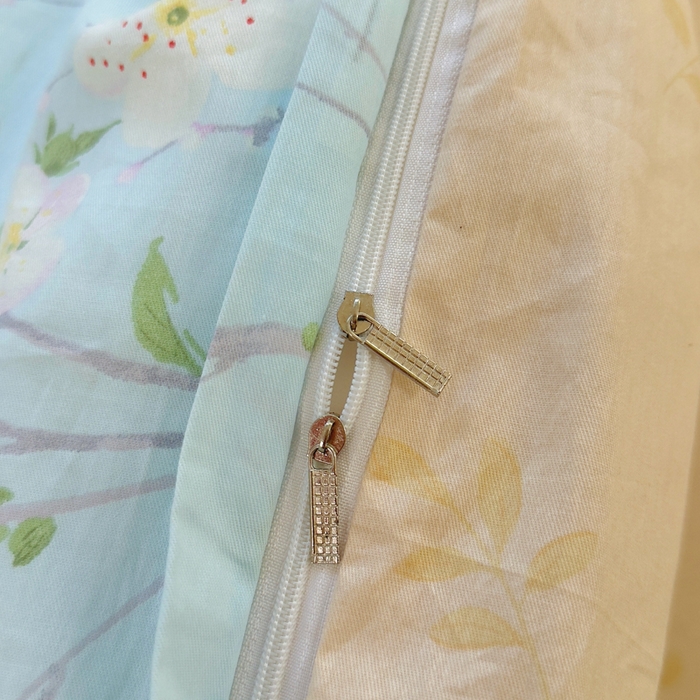 91家纺网 家纺一手货源 找家纺 铭博家纺 2025新款直播爆款100%全棉吊边一字绣工艺款13070印花全棉四件套  沐兰花开