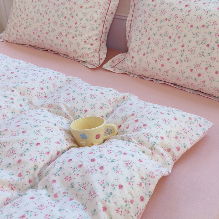 91家纺网 家纺一手货源 找家纺 铭博家纺 2025新款直播爆款100%全棉吊边一字绣工艺款13070印花全棉四件套 绯恋