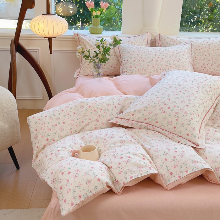 91家纺网 家纺一手货源 找家纺 铭博家纺 2025新款直播爆款100%全棉吊边一字绣工艺款13070印花全棉四件套 绯恋