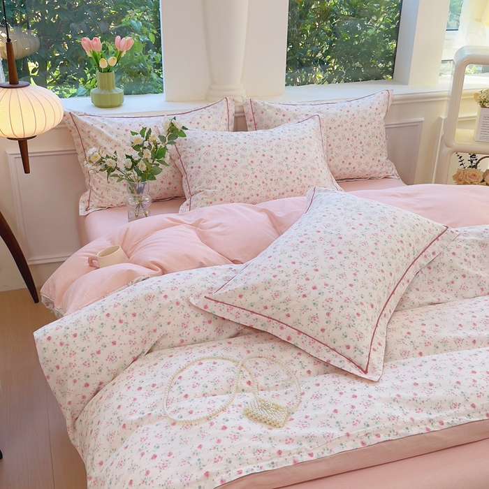 91家纺网 家纺一手货源 找家纺 铭博家纺 2025新款直播爆款100%全棉吊边一字绣工艺款13070印花全棉四件套 绯恋