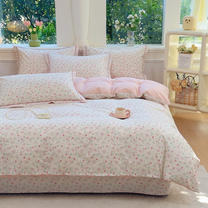 91家纺网 家纺一手货源 找家纺 铭博家纺 2025新款直播爆款100%全棉吊边一字绣工艺款13070印花全棉四件套 绯恋