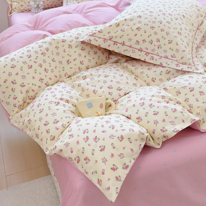 91家纺网 家纺一手货源 找家纺 铭博家纺 2025新款直播爆款100%全棉吊边一字绣工艺款13070印花全棉四件套 细薇雨