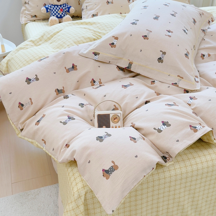 91家纺网 家纺一手货源 找家纺 铭博家纺 2025新款直播热款全棉吊边一字绣工艺款13070印花全棉单床单 无忧腊肠