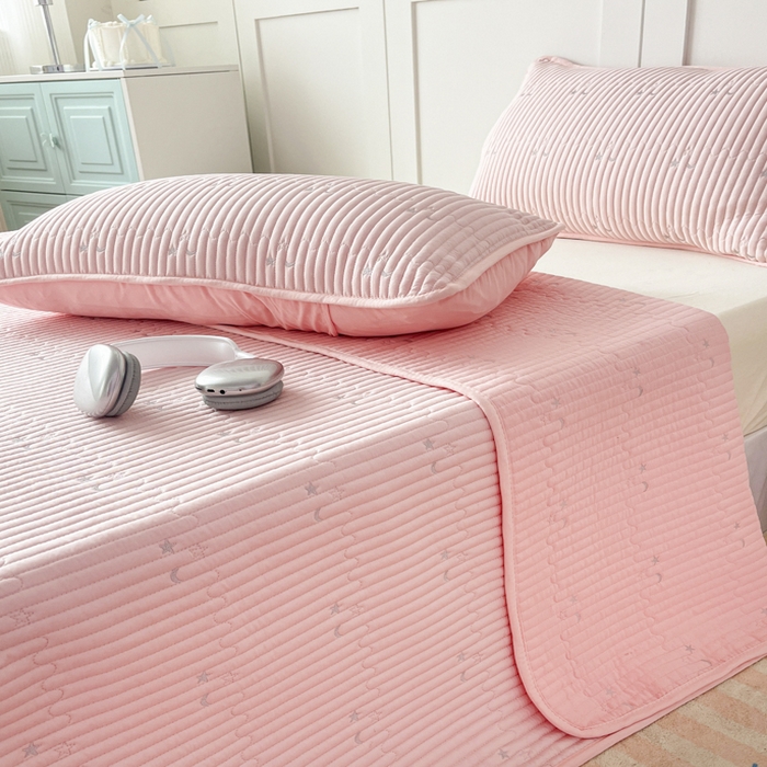 91家纺网 家纺一手货源 找家纺 橘夏家纺 2025新款夏季凉感莱赛尔天丝轻奢风星月款多功能床盖三件套软凉席盖毯 樱花粉