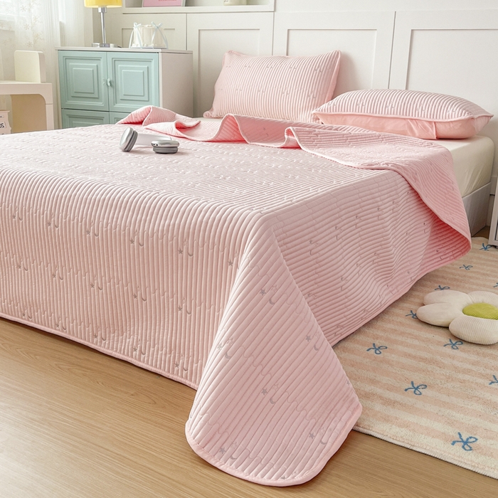 91家纺网 家纺一手货源 找家纺 橘夏家纺 2025新款夏季凉感莱赛尔天丝轻奢风星月款多功能床盖三件套软凉席盖毯 樱花粉