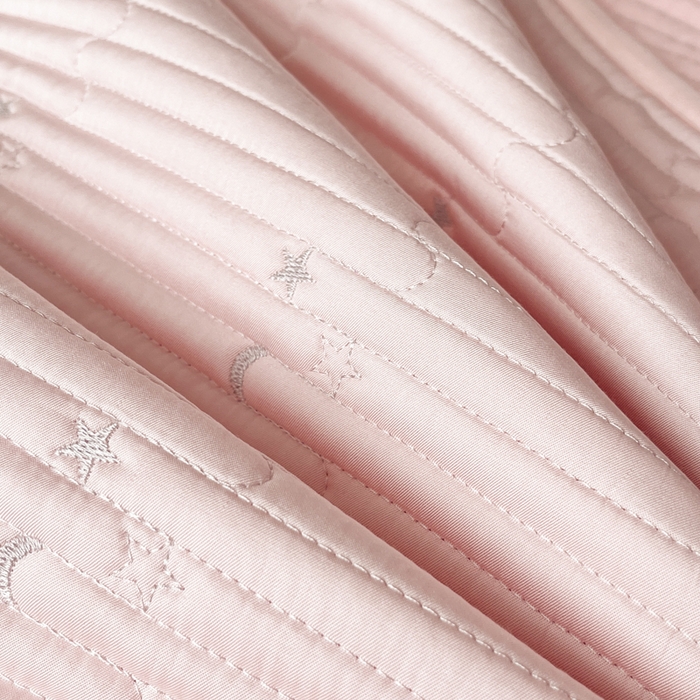 91家纺网 家纺一手货源 找家纺 橘夏家纺 2025新款夏季凉感莱赛尔天丝轻奢风星月款多功能床盖三件套软凉席盖毯 樱花粉