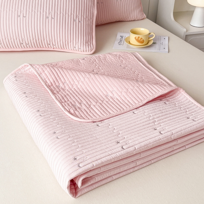 91家纺网 家纺一手货源 找家纺 橘夏家纺 2025新款夏季凉感莱赛尔天丝轻奢风星月款多功能床盖三件套软凉席盖毯 樱花粉