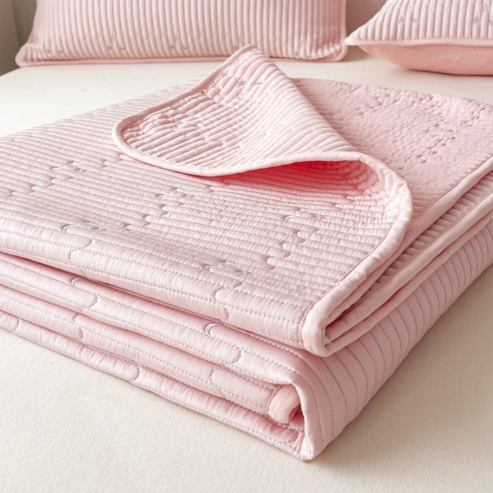 91家纺网 家纺一手货源 找家纺 橘夏家纺 2025新款夏季凉感莱赛尔天丝轻奢风星月款多功能床盖三件套软凉席盖毯 樱花粉