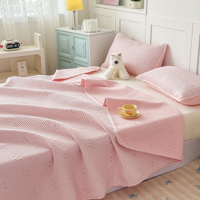 91家纺网 家纺一手货源 找家纺 橘夏家纺 2025新款夏季凉感莱赛尔天丝轻奢风星月款多功能床盖三件套软凉席盖毯 樱花粉