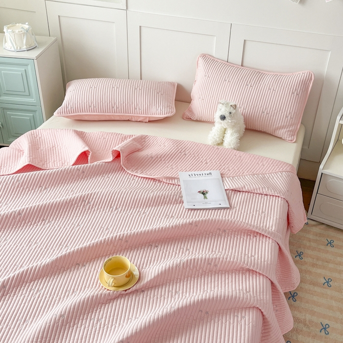 91家纺网 家纺一手货源 找家纺 橘夏家纺 2025新款夏季凉感莱赛尔天丝轻奢风星月款多功能床盖三件套软凉席盖毯 樱花粉