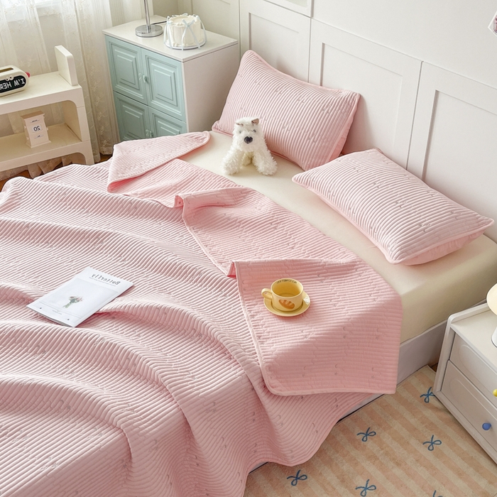 91家纺网 家纺一手货源 找家纺 橘夏家纺 2025新款夏季凉感莱赛尔天丝轻奢风星月款多功能床盖三件套软凉席盖毯 樱花粉