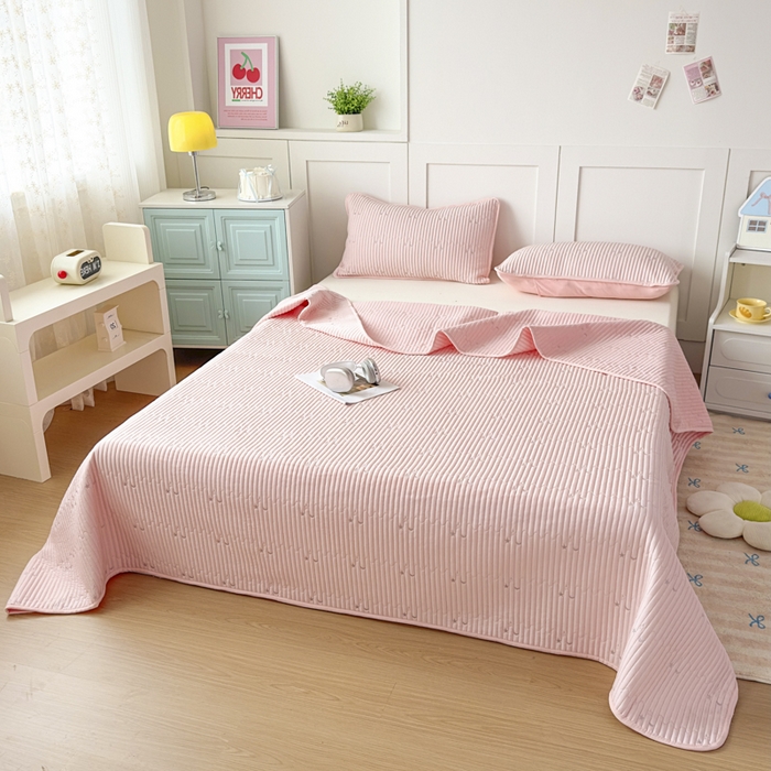 91家纺网 家纺一手货源 找家纺 橘夏家纺 2025新款夏季凉感莱赛尔天丝轻奢风星月款多功能床盖三件套软凉席盖毯 樱花粉